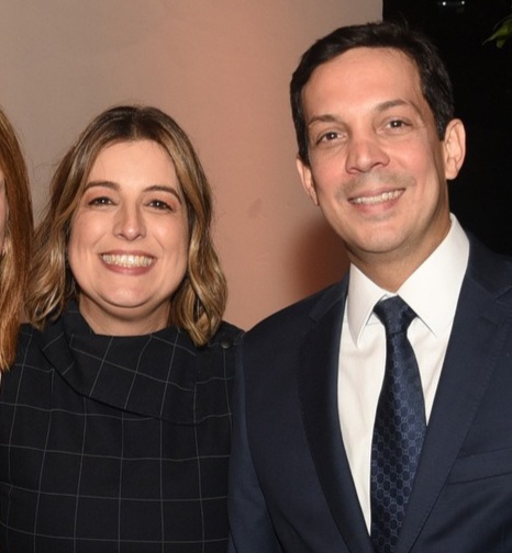 Foto do casal Milu Megale e o conselheiro do TCE Carlos Neve