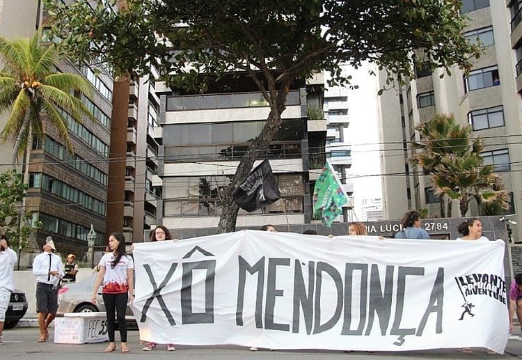 Foto colorida de estudantes protestando com uma faixa onde se lê "Xô Mendonça"