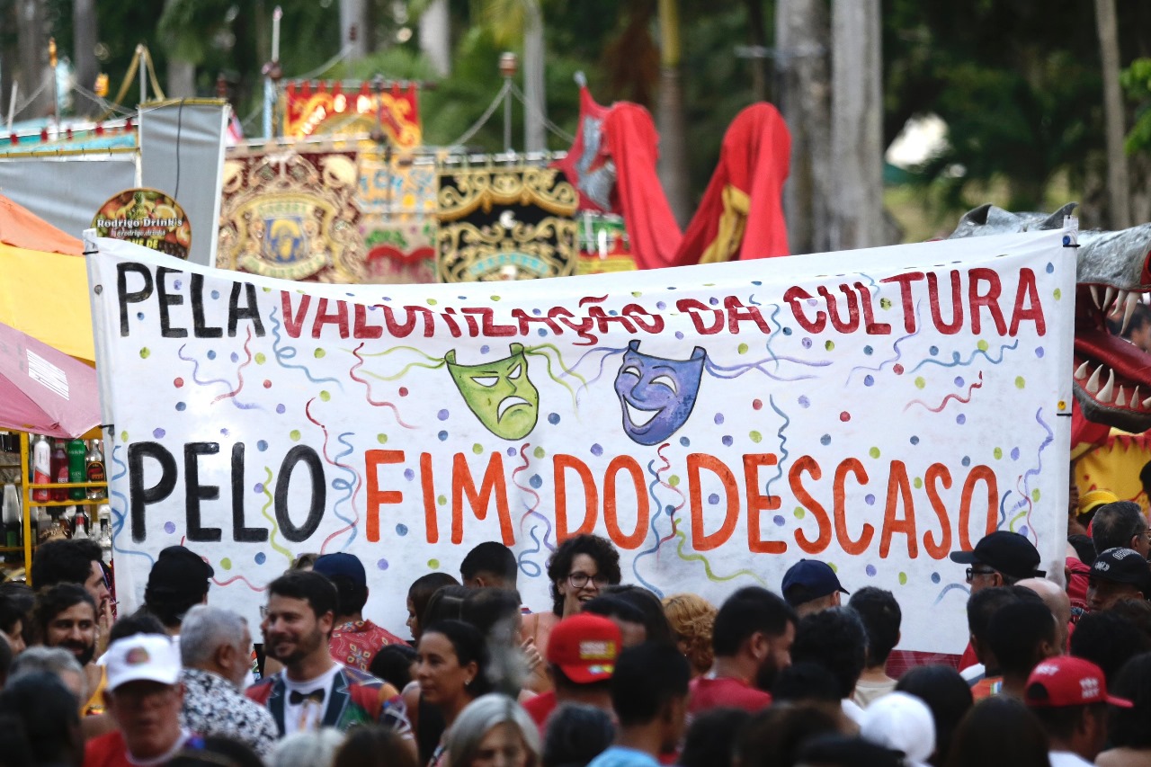 Em Olinda, Mirella “avisa” que vai atrasar o cachê do Carnaval, mais uma vez!