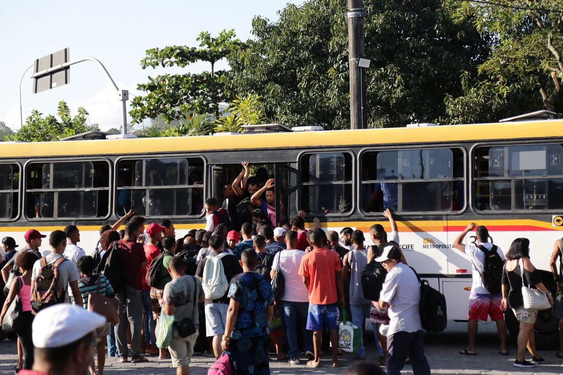 Foto colorida de um ônibus lotado