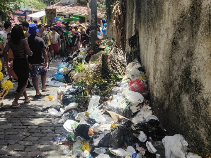 Falta de coleta de lixo foi a marca da gestão Mirella no Carnaval de Olinda