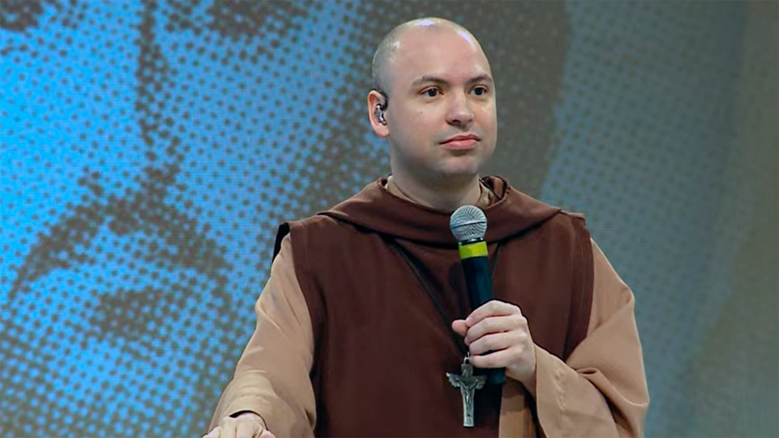 Frei Gilson e a fé usada como arma para a intolerância e o controle do “outro”
